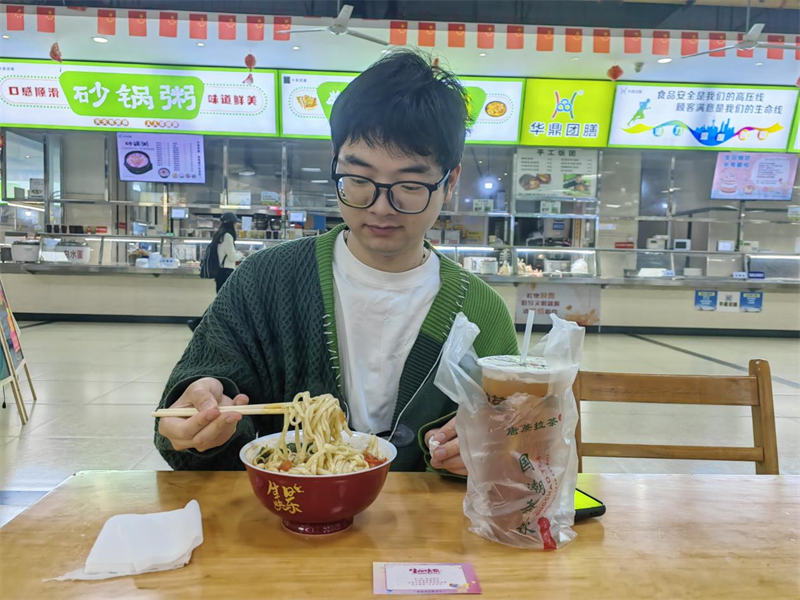 学生免费吃“长寿面”。